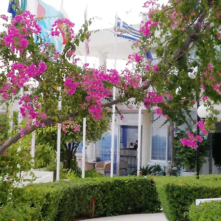 Iris Hotel 3*